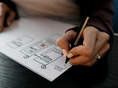 Szkic struktury strony na papierze — detal procesu projektowego.