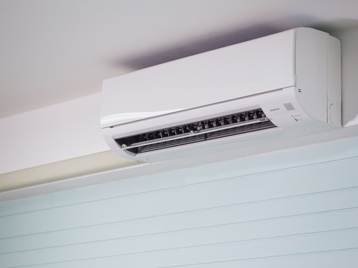 Detal jednostki wewnętrznej klimatyzacji z widocznymi żaluzjami nawiewu