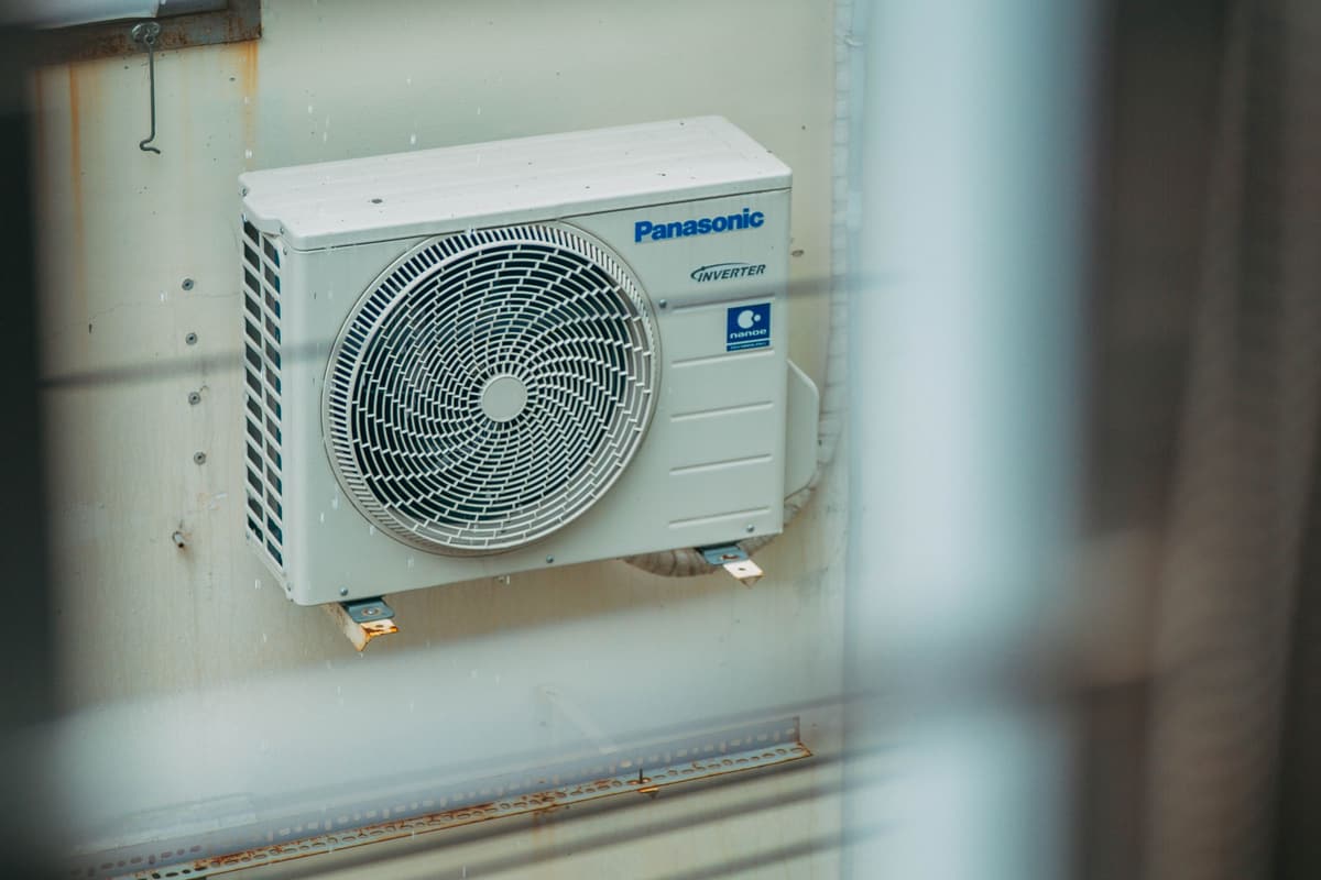 Jednostka zewnętrzna klimatyzacji zamontowana na ścianie budynku