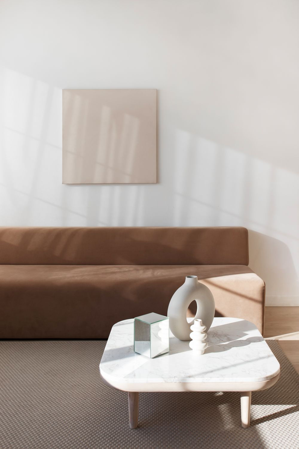 Skórzana sofa i kamienny stolik w miękkim, dziennym świetle