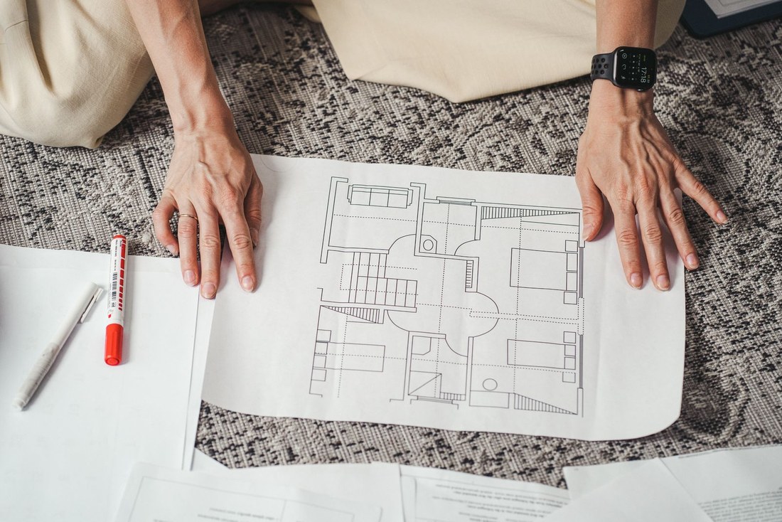 Architekt analizuje szczegółowy rzut wnętrza