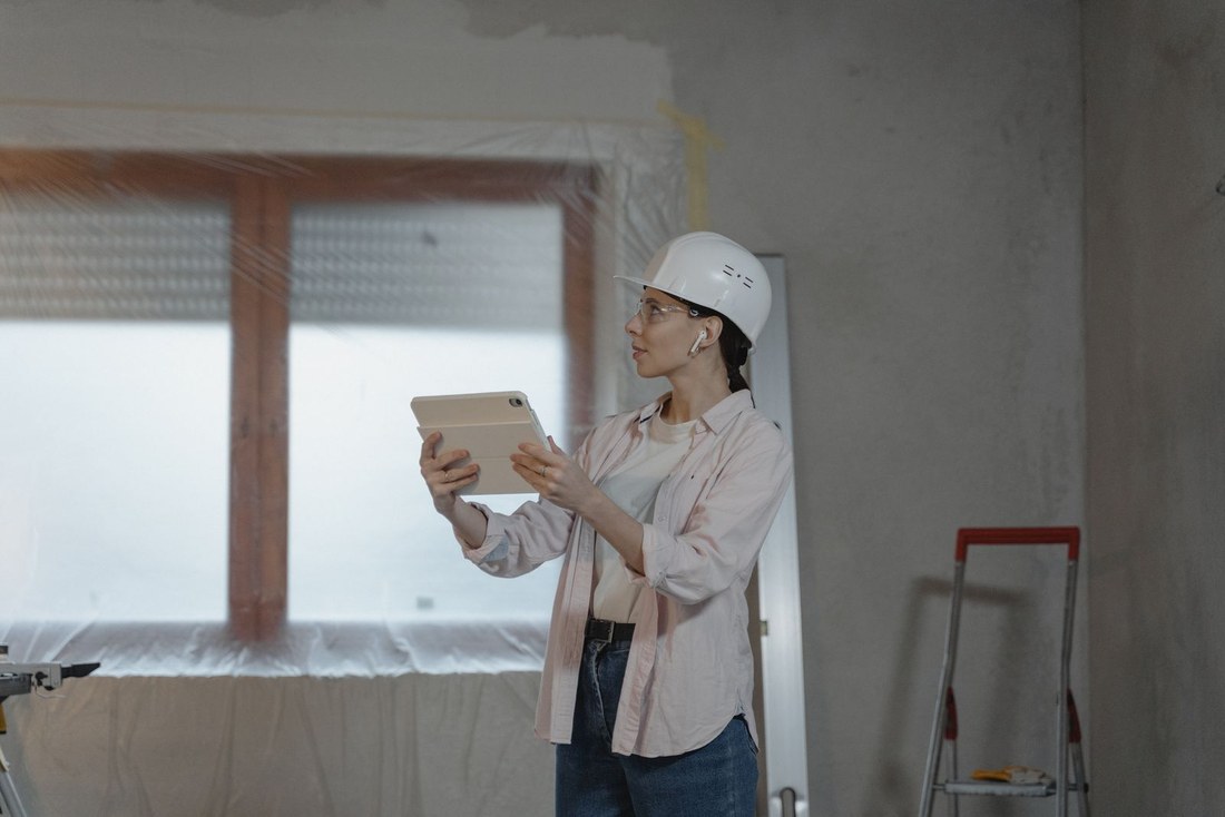 Architektka kontroluje postęp prac we wnętrzu na etapie realizacji